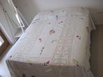 Deken - 275 cm - 260 cm - Hoes met handgeborduurd embroidery, Antiek en Kunst