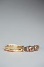 Een botbeeldhouwwerk - Benin - Nigeria, Antiquités & Art