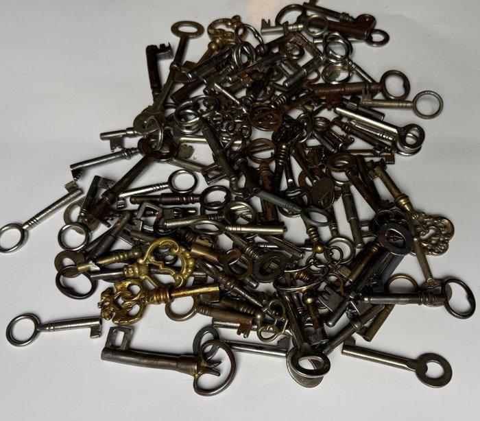 Sleutel (100) Antiek - Decoratieve oude sleutels, Antiquités & Art, Curiosités & Brocante