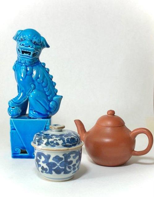 Statue, théière et boîte à couvercle (3) - Argile de Yixing,, Antiquités & Art, Antiquités | Autres Antiquités
