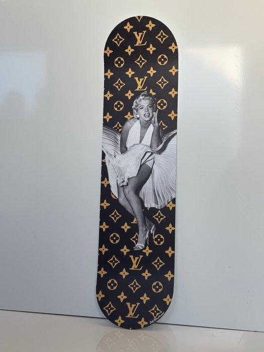 Rob VanMore - Skating by LV x Marilyn Monroe, Antiquités & Art, Art | Peinture | Moderne