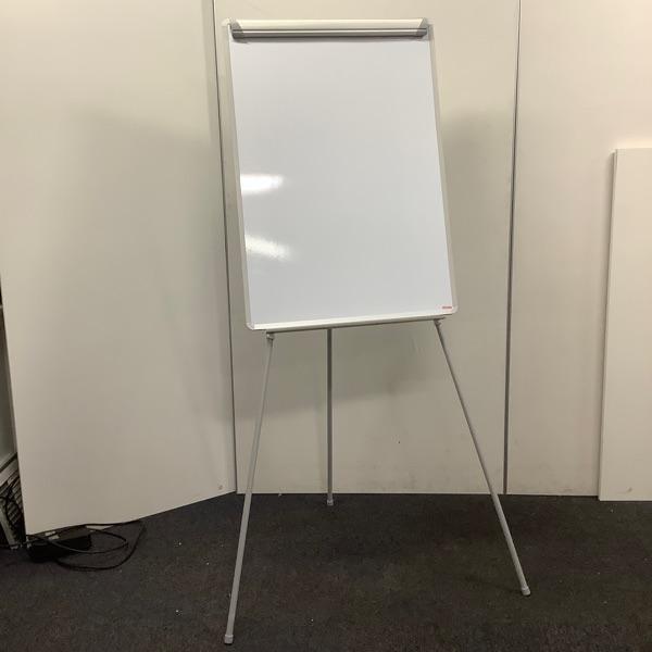 Staples Flipover - Whiteboard op statief met verstelbare, Huis en Inrichting, Woonaccessoires | Memoborden, Gebruikt