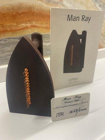 Man Ray (1890-1976) - sculptuur, Cadeau - 15 cm - IJzer - beschikbaar voor biedingen