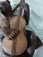 Figurine - Houten beer met gitaar en haakvormige zwarte