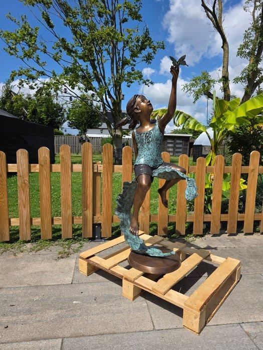 Beeld, XL: Bronze Girl with Butterfly - 114.5 cm - Brons, Antiek en Kunst, Curiosa en Brocante
