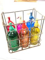 Sifon - Zes sifons vintage en een metalen mand., Antiek en Kunst