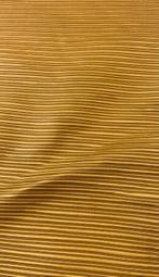 Stof met dunne lijnen in reliëf, met een regelmatige maar