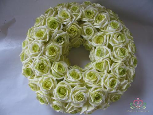 Krans foamrozen elegant cremeGroen 30cm. Krans foamrozen, Huis en Inrichting, Woonaccessoires | Kunstplanten en Kunstbloemen, Nieuw