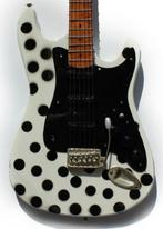 Miniatuur Fender Stratocaster gitaar met gratis standaard, Beeldje, Replica of Model, Verzenden