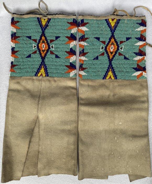 legging met glaskralenbesatz - Vlaktenregio - V.S., Antiquités & Art, Art | Art non-occidental