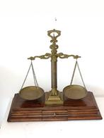 Weegschaal - Messing op een houten ondergrond met een, Antiek en Kunst