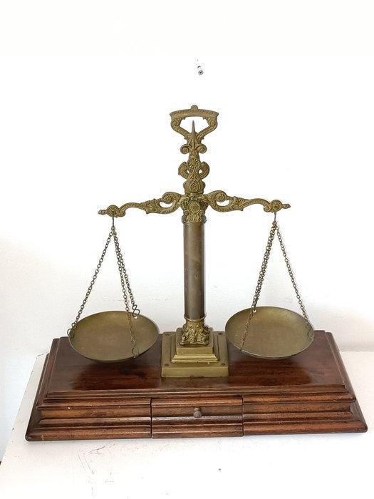 Weegschaal - Messing op een houten ondergrond met een, Antiek en Kunst, Curiosa en Brocante