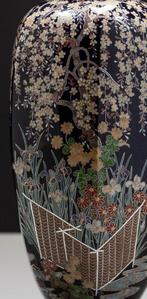 Vase - Émail, Un vase hexagonal en cloisonné bleu foncé avec, Antiek en Kunst