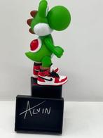 Beeldje - Yoshi Super Mario - Nike Air Jordan OG Chicago -, Antiek en Kunst