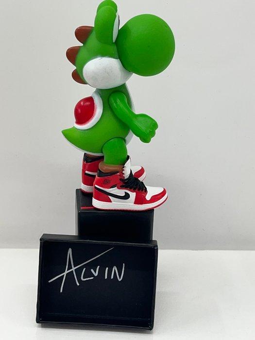 Beeldje - Yoshi Super Mario - Nike Air Jordan OG Chicago -, Antiek en Kunst, Kunst | Designobjecten
