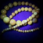 Oude ketting met hele stenen natuurlijke Baltische amber