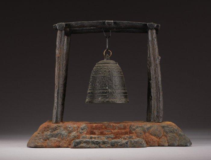 Een tuindecoratie in de vorm van een tempelklok  (bonshô), Antiek en Kunst, Antiek | Overige Antiek