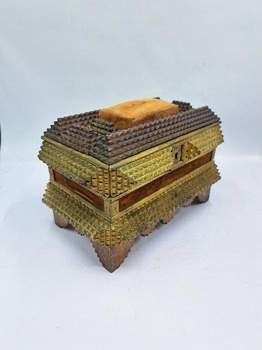Kist - Trampart - Zwerverskunst - Hout - Sieradenkist, Antiquités & Art, Antiquités | Autres Antiquités