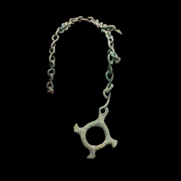 Viking periode Brons Amulet with Four Stylized Raven Heads, Antiek en Kunst, Antiek | Overige Antiek