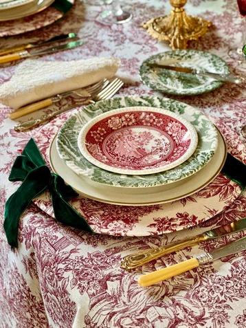Tissu toile de jouy scènes classiques, rouge sur blanc. -