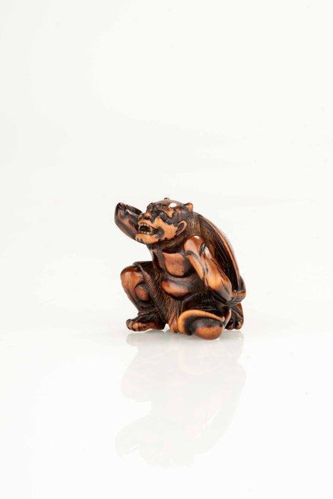 Un ravissant netsuke en buis représentant un Oni qui se, Antiquités & Art, Antiquités | Autres Antiquités