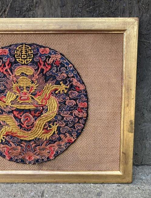 China: geborduurde ranginsigne Gouden draak - Zijde en, Antiek en Kunst, Antiek | Overige Antiek
