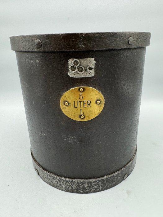 Antieke geijkte maatbeker – 5 liter – gietijzer met messing, Antiek en Kunst, Curiosa en Brocante