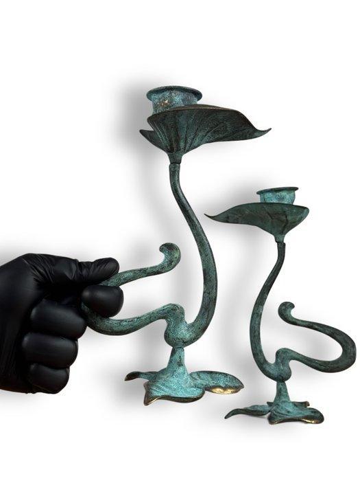 Kaarsenstandaard met oor - Gepatineerd brons - Plantaardige, Antiquités & Art, Art | Objets design