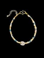 Armband met oude Egyptische mummakralen en een scarabee uit