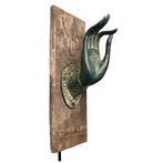 Oorspronkelijk fragment tempelpaneel met messing hand -