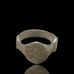 Middeleeuws zilveren ring met fleur de lys (Zonder