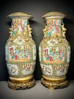 Paar grote Chinese balustervazen met rozenmedaillon, Canton,, Antiek en Kunst