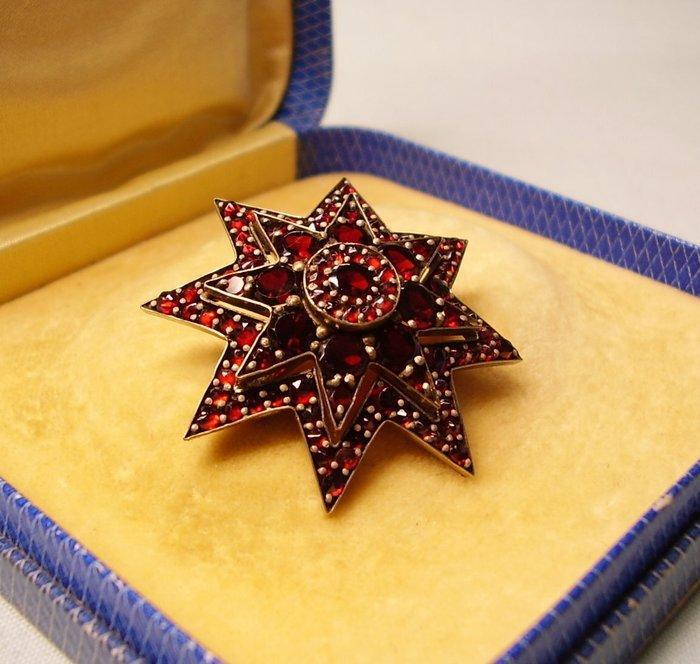 Zonder Minimumprijs - Broche Tombak - 22.00ct. tw. Granaat -, Handtassen en Accessoires, Antieke sieraden