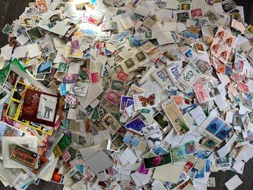 Monde - Wereld - Un lot denviron 35 000 timbres, beschikbaar voor biedingen