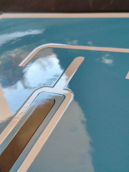 Bauhaus - enamel sign BAUHAUS Fahrrad blau Emailschild, Antiquités & Art, Antiquités | Assiettes décoratives & Carrelages