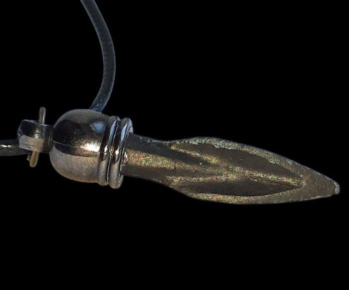 Scythe Pendentif en pointe de flèche en bronze. Excellent, Bijoux, Sacs & Beauté, Bijoux anciens