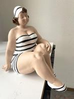 Francois Arvi - Beeldje, sitting  Bathing Lady - 21 cm -