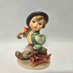 Goebel - Beeldje - Hummel #5 - Strolling Along - TMK6 -, Antiek en Kunst