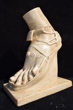 Figure - Pied en style Greco/Romano en marbre reconstruit,