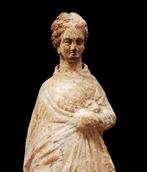 Oud Grieks Elegante Tanagra-statuette met plooibekleding -