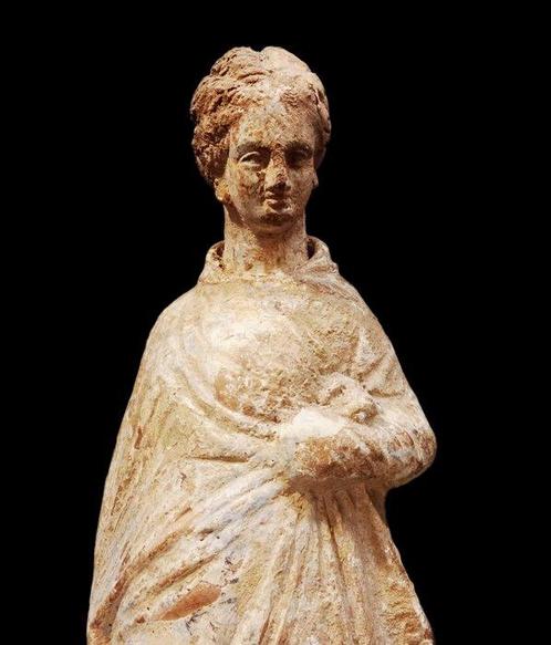 Oud Grieks Elegante Tanagra-statuette met plooibekleding -, Verzamelen, Mineralen en Fossielen