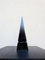 Trascent, Obelisk, versione nero profondo.