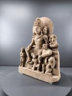 Hindu Shahi Een marmeren beeld van de driehoofdige Vaikuntha, Verzamelen