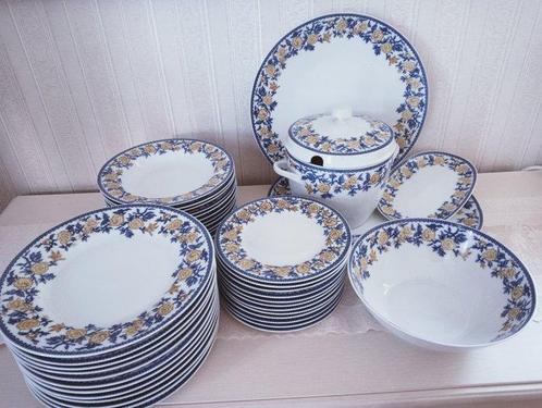 Hutschenreuther - Tafelservies voor 12 (41) - Porselein, Antiek en Kunst, Antiek | Meubels | Tafels