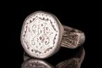 Post-middeleeuws Zilveren ring met symbolen  (Zonder, Antiek en Kunst
