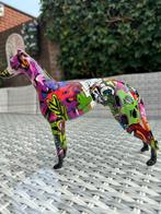 Statue, windhond whippet greyhound beeld in street art