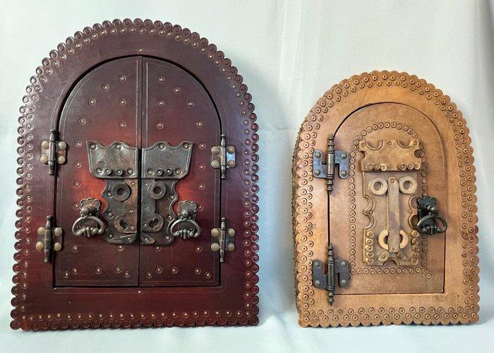 Knoch Leather - Kast (2) - tuigleer - ], Antiek en Kunst, Curiosa en Brocante