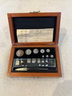 Balans of weegschaal (2) - Hout - Apothekersgewichten