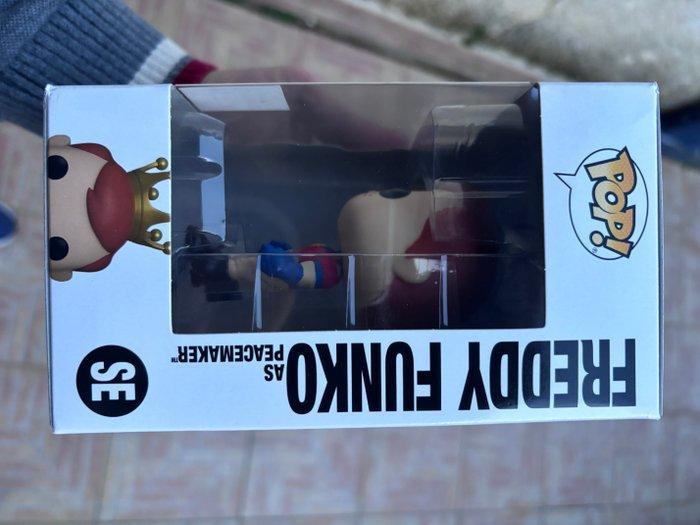 Funko - Funko Pop Freddy Funko as Peacemaker CAMP FUNDAYS, Antiek en Kunst, Antiek | Speelgoed