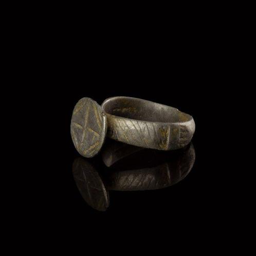 Middeleeuwen, kruisvaardersperiode Zilver Ring met kruis, Antiek en Kunst, Antiek | Overige Antiek